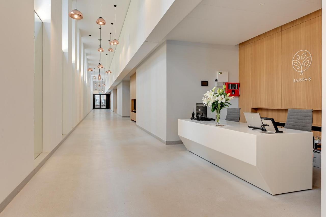 - Free Private Parking Apartment *